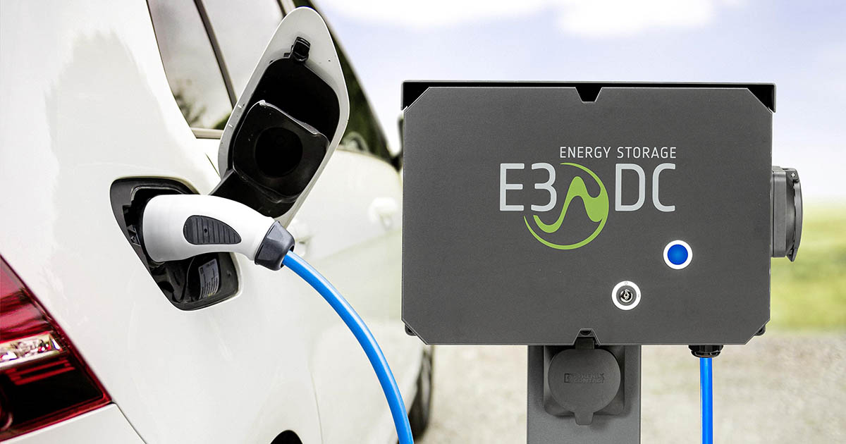 E3/DC Hauskraftwerk mit Wallbox beim Laden eines Elektroautos